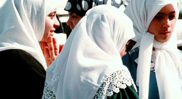 Bambina col niqab a scuola, la famiglia chiede scusa: «È stato solo un malinteso». Ma infuria la polemica