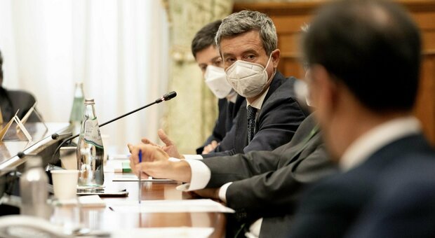 immagine Green pass, i sindacati: «Obbligatorio per pubblico e privato»