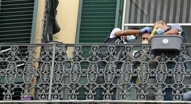 Bambino morto a Napoli, il racconto del domestico: «Samuele è caduto giù, poi sono andato a mangiare una pizza»