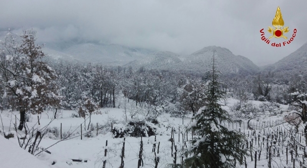 50 cm di neve in Irpinia: boy scout evacuati, medicinali a un'anziana