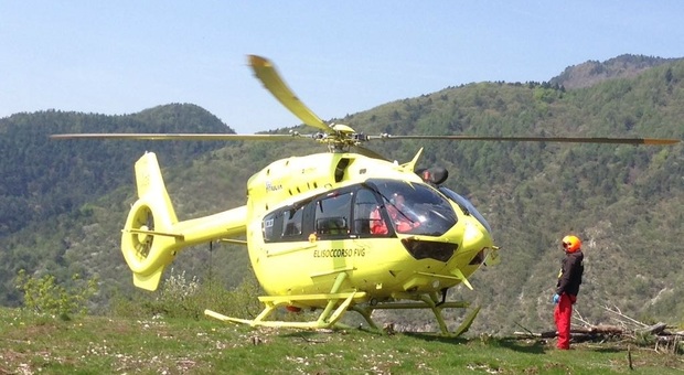 L'elicottero atterrato vicino all'antenna sul monte San Lorenzo