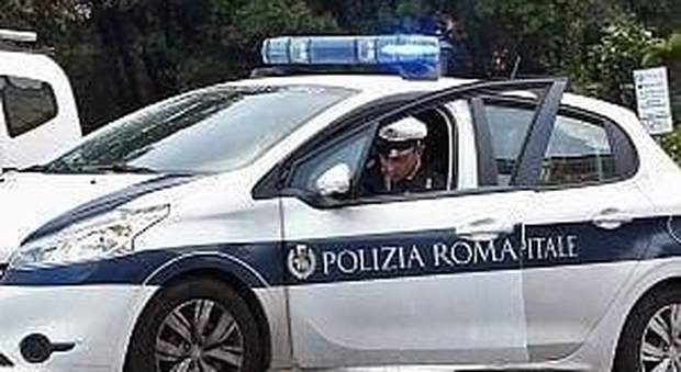 Roma, accusa un malore in auto e sbatte contro un palo: muore a 67 anni