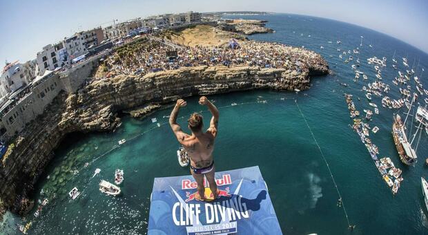 Polignano col fiato sospeso: torna il Red Bull Cliff Diving. Il titolo si gioca in Puglia