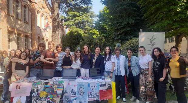 Attivismo, inclusione e sostenibilità: prima giornata dell'educazione civica, grande festa della Fano accogliente. Nella foto un gruppo di giovani in piazza Amiani