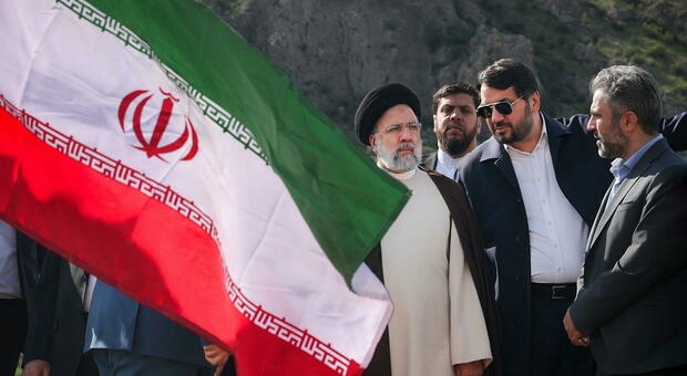 Iran, atterraggio d'emergenza per l'elicottero del presidente Raisi: «Nessun ferito a bordo»