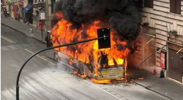Roma, il passeggero che viaggiava sul bus esploso a via del Tritone: «Abbiamo visto il fumo e siamo scappati»