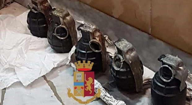 Napoli, cinque bombe a mano «cattivissime» nell'arsenale del clan al Rione Traiano