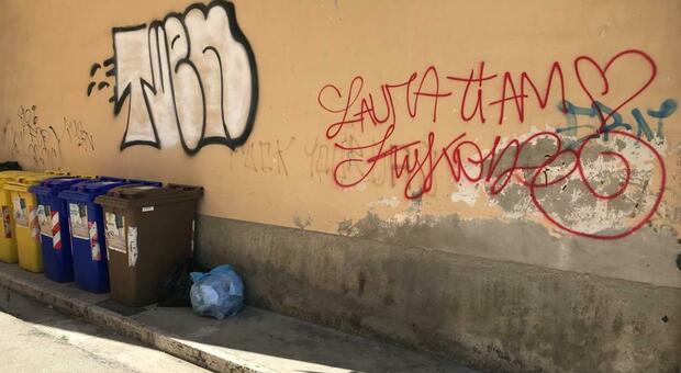 «Laura, ti amo» a San Benedetto è caccia al graffitaro innamorato. I residenti: «Non ne possiamo più»