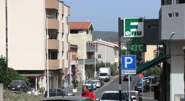 Meteo, Italia spaccata in due: bollino rosso in 10 citta, in Sardegna 43 gradi. Allerta maltempo in Friuli e Lombardia