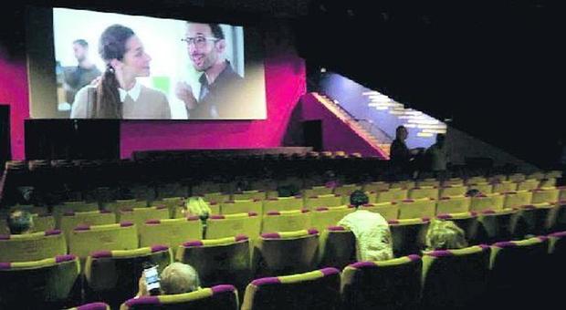 Coronavirus, chiusi cinema e teatri: «Niente spettacoli, dateci il reddito di quarantena»