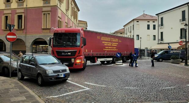 Il camion incastrato (foto di Davide Pisani)
