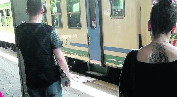 Si getta sotto il treno dopo la lite in famiglia: 30enne lo salva
