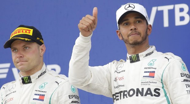 Un Vallteri Bottas "deluso" con il suo compagno di squadra Lewis Hamilton sul podio del Gp di Russia