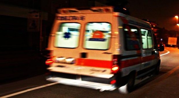 Auto finisce in un fossato nel Pavese: grave ragazzo trafitto dal guard-rail