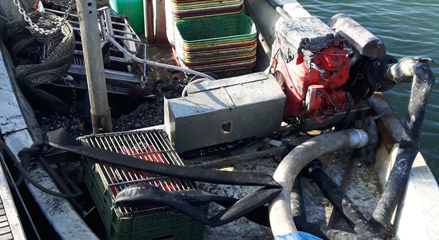 La Guarda di Finanza blocca tre pescatori abusivi nella laguna di Marinetta