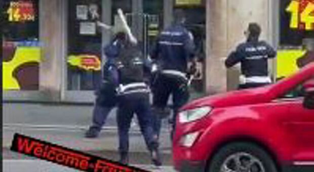 Milano, in viale Settala straniero aggredisce vigili con un bastone, agente spara un colpo