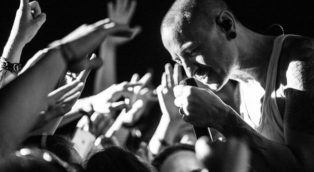 Chester Bennington moriva un anno fa, il post commovente dei Linkin Park: «Ci manchi»