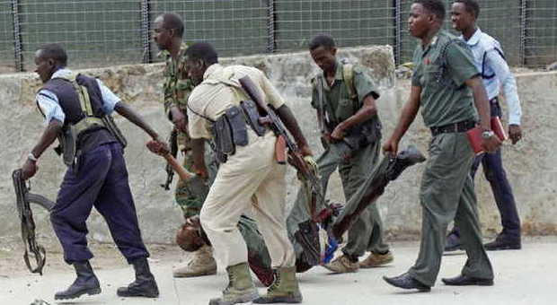 Somalia, attacco degli islamisti al Parlamento. Nove morti e decine di feriti