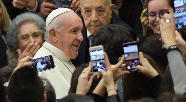 L'udienza con Papa Francesco: il pontefice assediato da telefonini