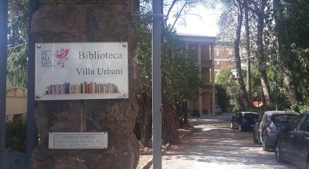 L'ingresso della biblioteca Villa Urbani, chiusa da mesi in attesa di interventi sulla struttura