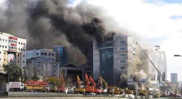 Istanbul, hotel in fiamme dopo un'esplosione: persone intrappolate