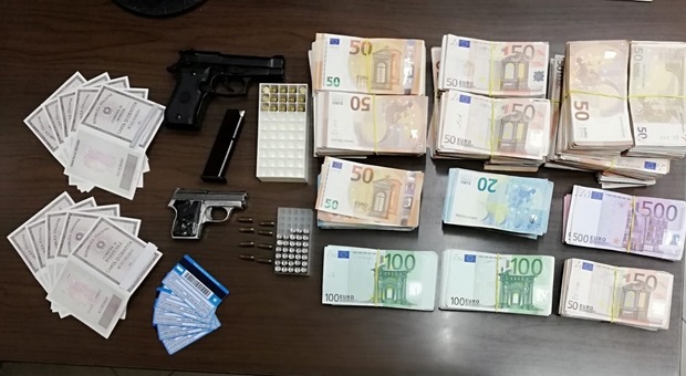 Documenti falsi e due pistole, arrestato 26enne nel Casertano