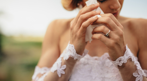 Matrimonio da incubo, la sposa in lacrime ha un attacco di diarrea e sporca il vestito: «Colpa delle bevande detox»
