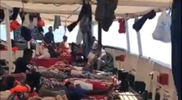 Open Arms davanti Lampedusa. Trenta non firma il divieto di ingresso: «La politica non può perdere umanità». Salvini: «Non significa aiutare i trafficanti»