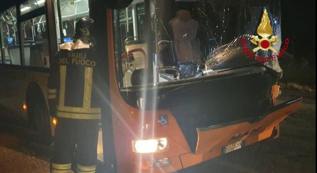 Auto sorpassa sul rettilineo e si schianta contro un bus: morta una donna di 49 anni