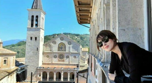 Monica Bellucci a Spoleto tra selfie e applausi su un tappeto di rose