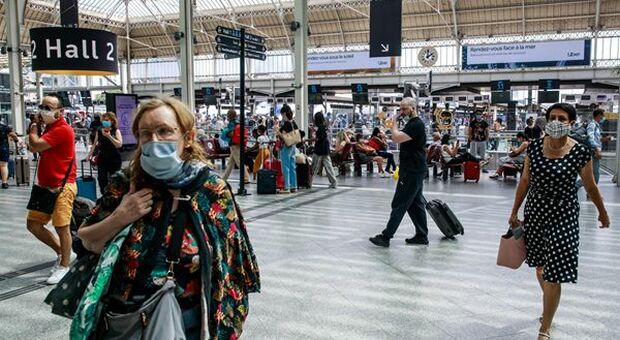 Coronavirus, Macron annuncia fine del lockdown ed è boom di prenotazioni viaggi