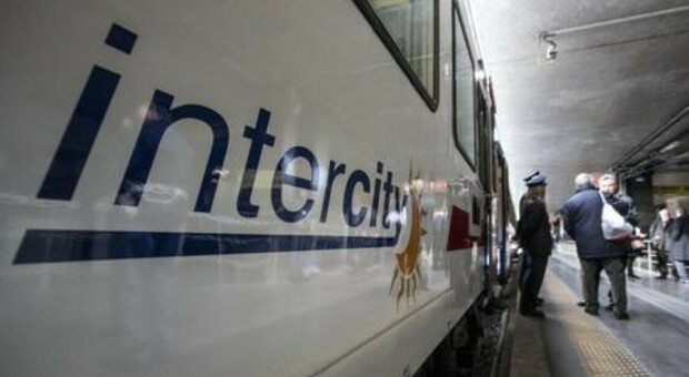 Donna investita da un treno Intercity: è morta in ospedale. La Polfer indaga: forse suicidio