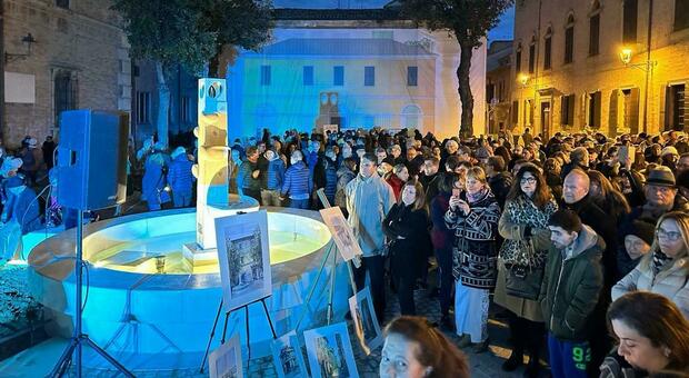 Fano, uno spettacolo di parole, luci e musica: piazza Marcolini ritrova la sua funzione