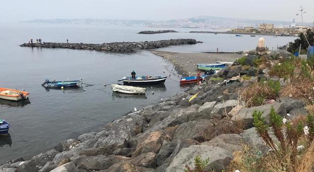 Napoli, il mare non bagna San Giovanni a Teduccio: bagnanti e pescatori nelle acque inquinate