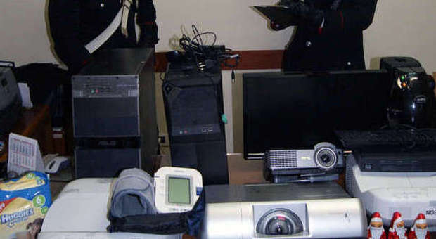 Ottaviano, carabinieri recuperano computer e macchinari rubati a scuola