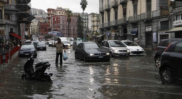 Italia spezzata in due, allerta pioggia e nubifragi al Nord e al Centro. Domenica d'estate al Sud