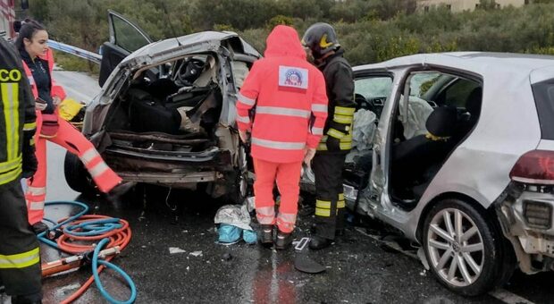 Scontro frontale tra auto nel Crotonese: due morti e due feriti gravi estratti dalle lamiere