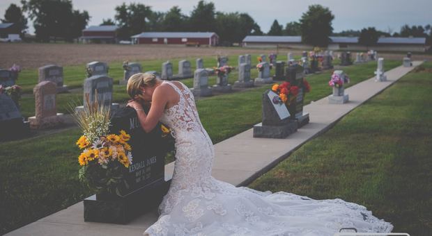 Muore in un incidente prima delle nozze, lei piange sulla tomba vestita da sposa