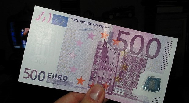 Trova 500 euro e li consegna alla polizia, due anni dopo arriva la grande sorpresa