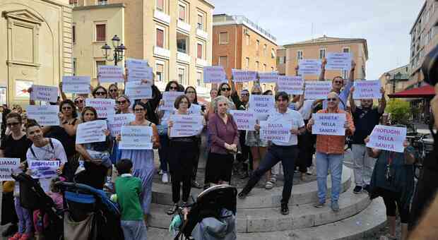 Mamme contro la Regione: «Il reparto materno infantile del San Salvatore non si tocca»