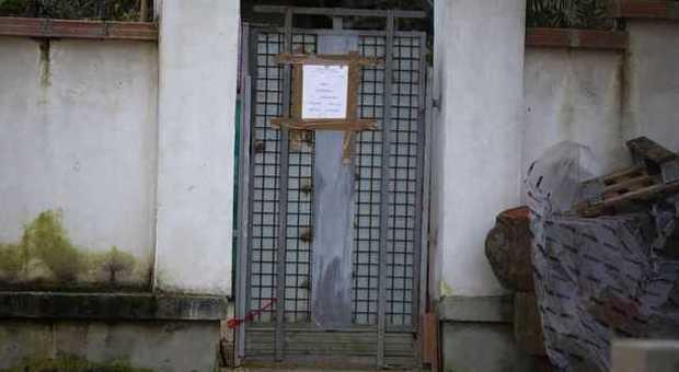 I sigilli all'ingresso della baracca dove Zanier ha ucciso una donna e ferito tre persone