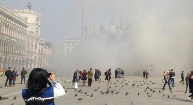 Fumogeno a San Marco: vigili puniti «Durante la rapina erano in bagno»