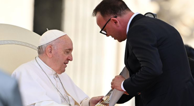 Gigi D'Alessio al Plebiscito, fondi per i rifugiati con la benedizione del Papa