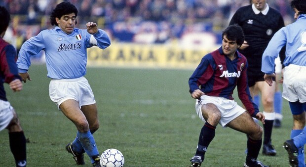 Maradona in azione nell'ultimo campionato col Napoli 1990-1991