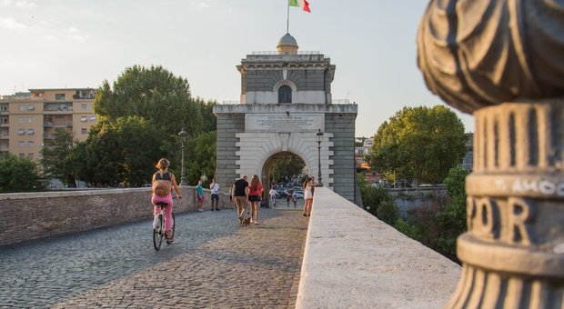 Roma, tentano di gettarsi nel Tevere due giovani salvati a Ponte Milvio
