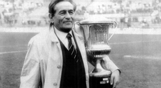 L’indimenticato presidente Costantino Rozzi con la Mitropa Cup vinta dall'Ascoli