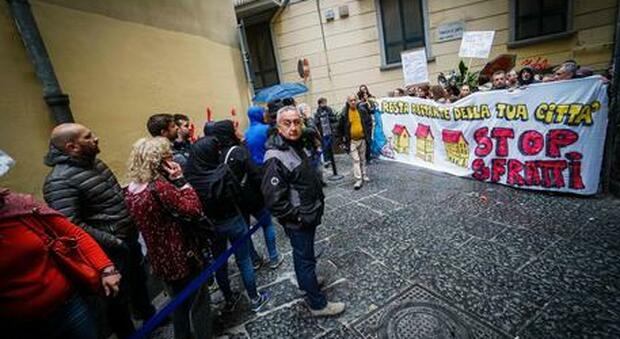 Sfratti a Napoli, bomba sociale: «Fuori 13mila famiglie», in campo la prefettura