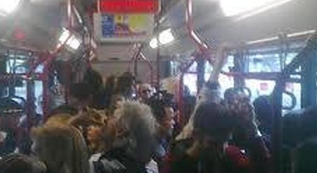 Roma, Trasporti, bus senz’aria condizionata: cresce la rabbia e aumentano i malori
