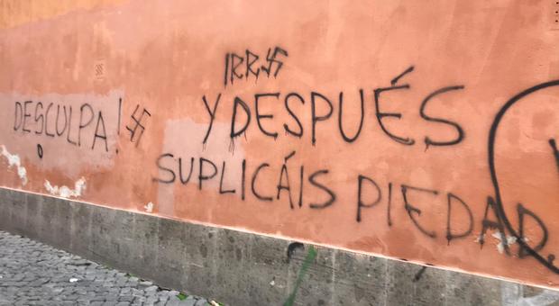 Svastiche contro il Siviglia con la firma degli Irriducibili a Monti: «Supplica pietà»