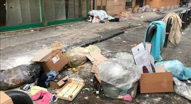 Napoli, la rabbia dei cittadini del Vasto: «Qui sempre lo stesso degrado»